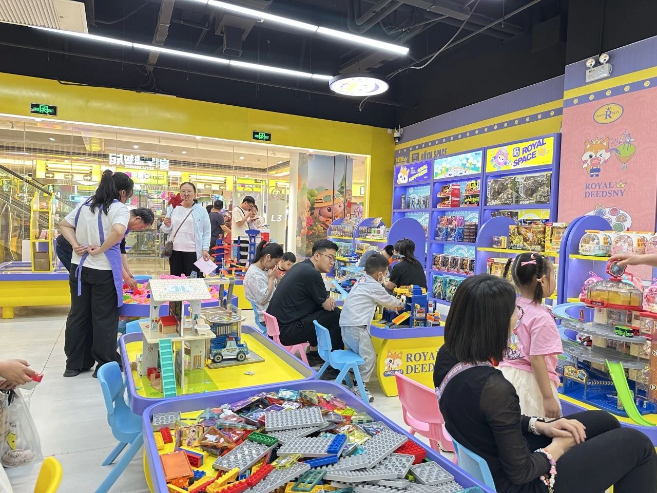皇家迪智尼 I 實(shí)體店空窗期情況下，老板們?cè)撟鳇c(diǎn)啥呢？