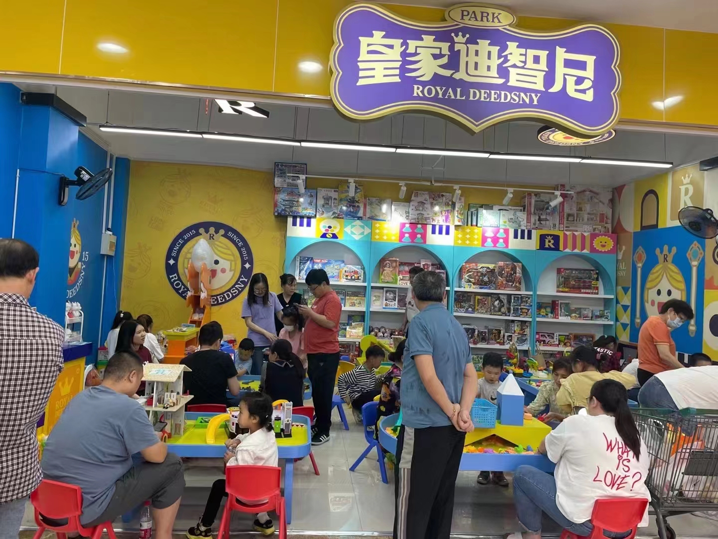 皇家迪智尼 I 熱烈祝賀河南張老板成功簽約皇家迪智尼！